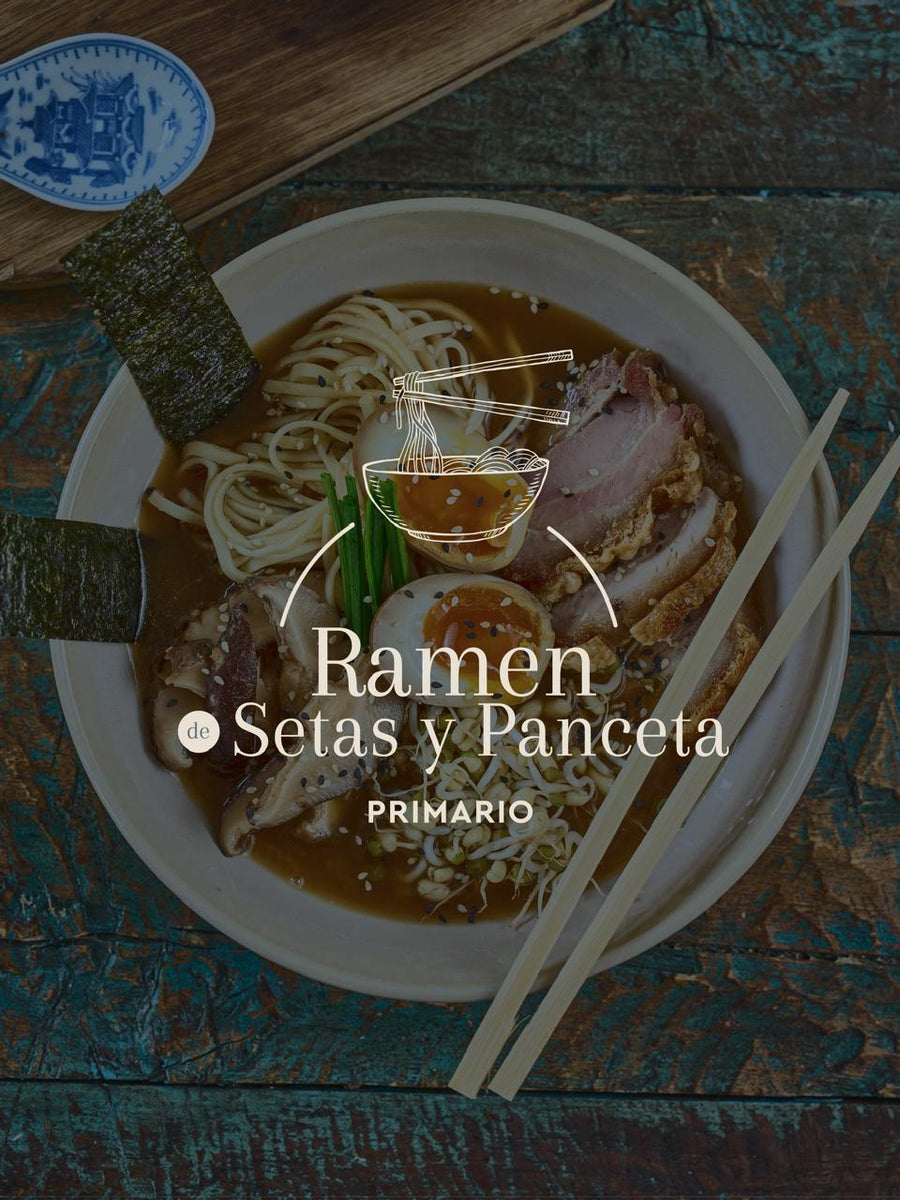 Ramen de setas y panceta con fondo de setas Primario