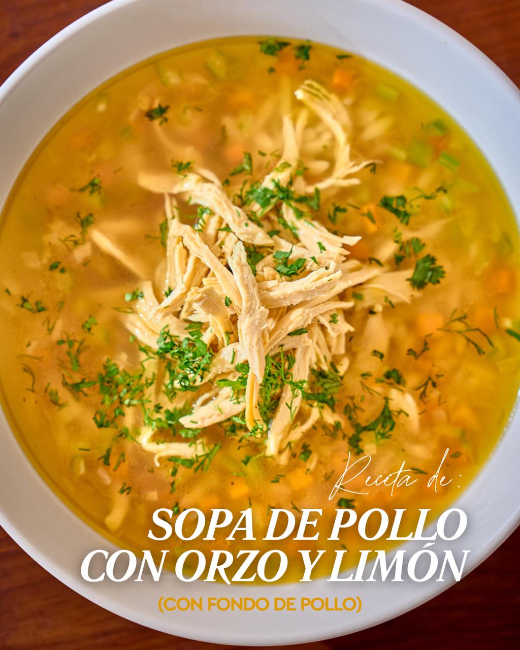 Sopa de pollo con orzo y limón